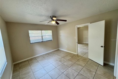 House in Sorrento, Florida 3 bedrooms, 183.76 sq.m. № 2391563 - photo 4
