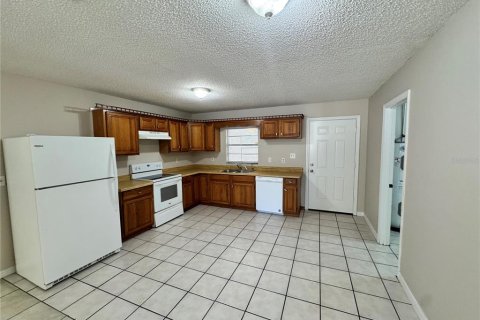 House in Sorrento, Florida 3 bedrooms, 183.76 sq.m. № 2391563 - photo 3