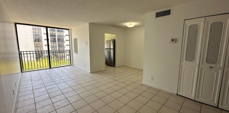 Condominio en Sunny Isles Beach, Florida, 1 dormitorio  № 1689147