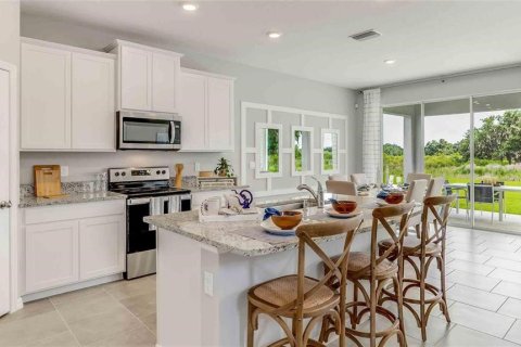 House in Land O' Lakes, Florida 4 bedrooms, 256.04 sq.m. № 2220833 - photo 2
