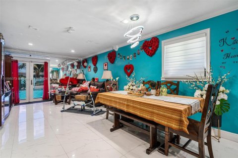 House in Miami, Florida 4 bedrooms, 177.26 sq.m. № 1865594 - photo 5