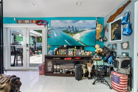 House in Miami, Florida 4 bedrooms, 177.26 sq.m. № 1865594 - photo 24