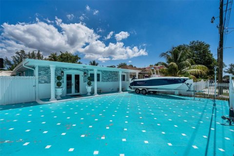 House in Miami, Florida 4 bedrooms, 177.26 sq.m. № 1865594 - photo 1