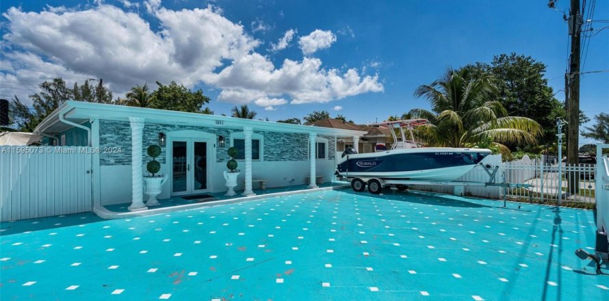 House in Miami, Florida 4 bedrooms, 177.26 sq.m. № 1865594