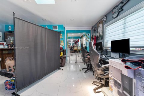 House in Miami, Florida 4 bedrooms, 177.26 sq.m. № 1865594 - photo 22
