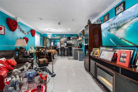 House in Miami, Florida 4 bedrooms, 177.26 sq.m. № 1865594 - photo 4