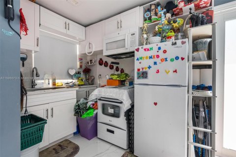 House in Miami, Florida 4 bedrooms, 177.26 sq.m. № 1865594 - photo 29