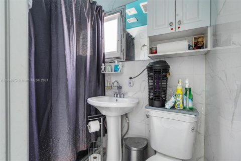 House in Miami, Florida 4 bedrooms, 177.26 sq.m. № 1865594 - photo 30