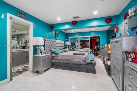 House in Miami, Florida 4 bedrooms, 177.26 sq.m. № 1865594 - photo 13