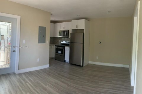 Снять в аренду квартиру в Майами, Флорида 1 спальня, 365.29м2, № 2000616 - фото 8