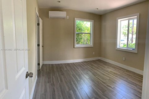 Снять в аренду квартиру в Майами, Флорида 1 спальня, 365.29м2, № 2000616 - фото 11