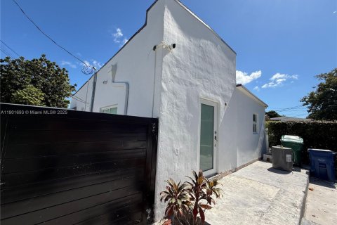 House in Miami, Florida 3 bedrooms, 189.06 sq.m. № 1953225 - photo 3