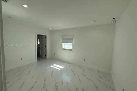House in Miami, Florida 3 bedrooms, 189.06 sq.m. № 1953225 - photo 6