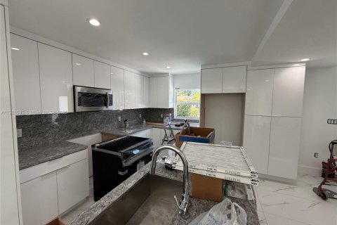 House in Miami, Florida 3 bedrooms, 189.06 sq.m. № 1953225 - photo 7