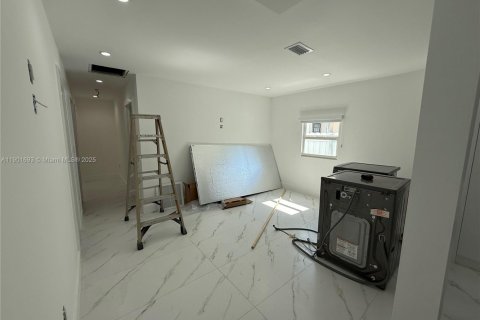 House in Miami, Florida 3 bedrooms, 189.06 sq.m. № 1953225 - photo 9