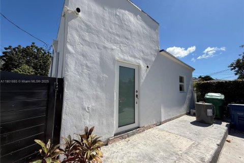 House in Miami, Florida 3 bedrooms, 189.06 sq.m. № 1953225 - photo 1