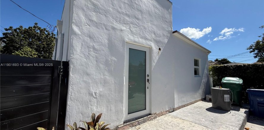 House in Miami, Florida 3 bedrooms, 189.06 sq.m. № 1953225