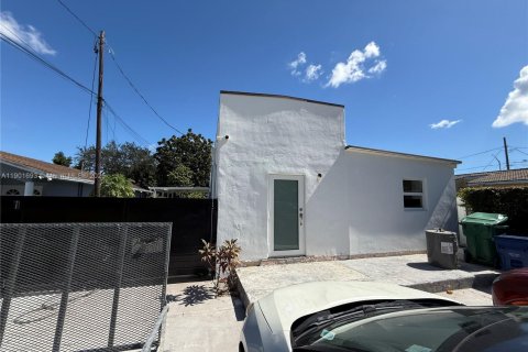 House in Miami, Florida 3 bedrooms, 189.06 sq.m. № 1953225 - photo 2