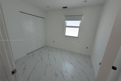 House in Miami, Florida 3 bedrooms, 189.06 sq.m. № 1953225 - photo 4
