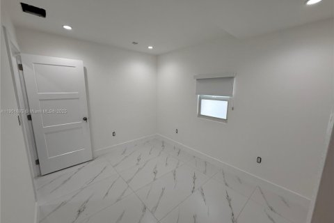 House in Miami, Florida 3 bedrooms, 189.06 sq.m. № 1953225 - photo 5