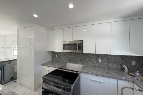 House in Miami, Florida 3 bedrooms, 189.06 sq.m. № 1953225 - photo 8