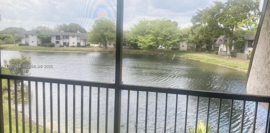 Condominio en Sunrise, Florida, 2 dormitorios  № 2048946