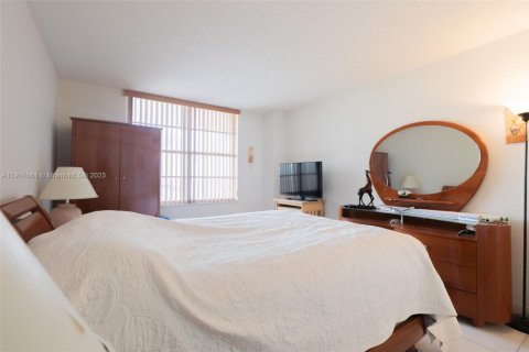 Condo in Sunny Isles Beach, Florida, 2 bedrooms № 1973620 - photo 23