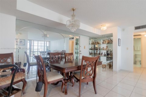 Condo in Sunny Isles Beach, Florida, 2 bedrooms № 1973620 - photo 8