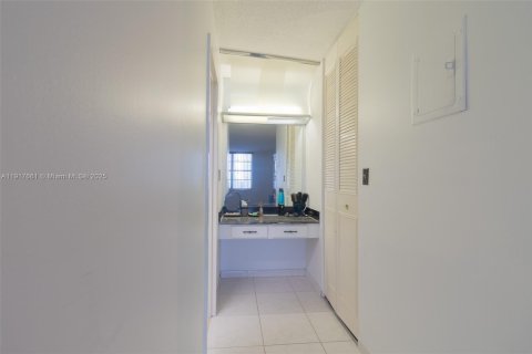 Condo in Sunny Isles Beach, Florida, 2 bedrooms № 1973620 - photo 18