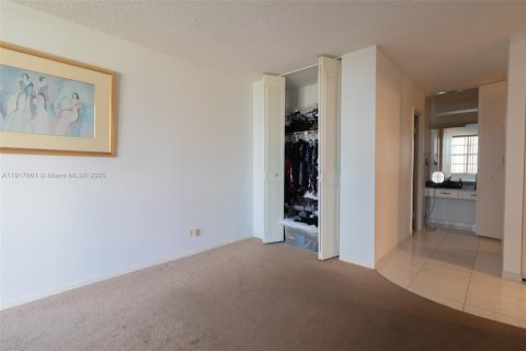 Condo in Sunny Isles Beach, Florida, 2 bedrooms № 1973620 - photo 17