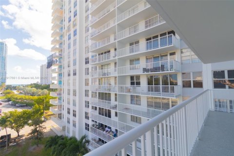 Condo in Sunny Isles Beach, Florida, 2 bedrooms № 1973620 - photo 4