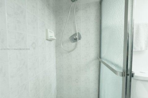 Condo in Sunny Isles Beach, Florida, 2 bedrooms № 1973620 - photo 27