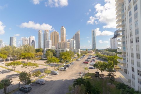 Condo in Sunny Isles Beach, Florida, 2 bedrooms № 1973620 - photo 5