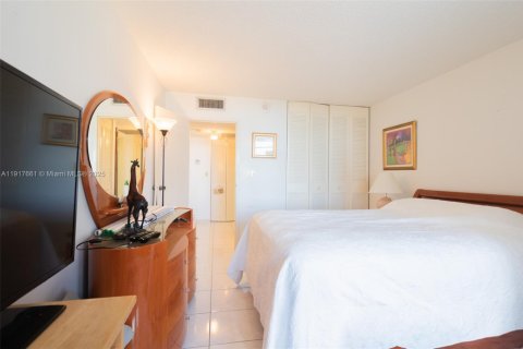 Condo in Sunny Isles Beach, Florida, 2 bedrooms № 1973620 - photo 24