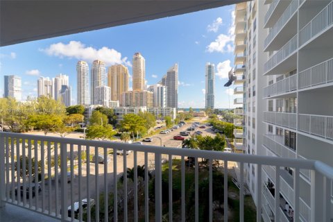 Condo in Sunny Isles Beach, Florida, 2 bedrooms № 1973620 - photo 3