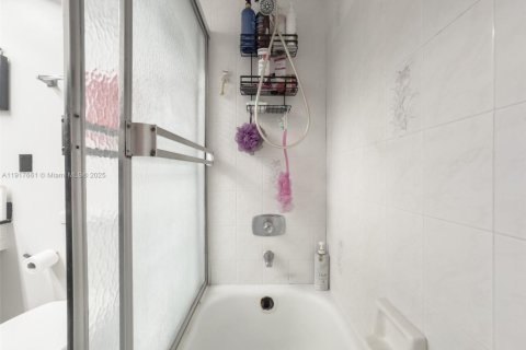 Condo in Sunny Isles Beach, Florida, 2 bedrooms № 1973620 - photo 25