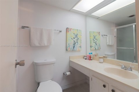 Condo in Sunny Isles Beach, Florida, 2 bedrooms № 1973620 - photo 21