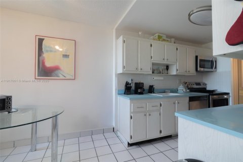 Condo in Sunny Isles Beach, Florida, 2 bedrooms № 1973620 - photo 14