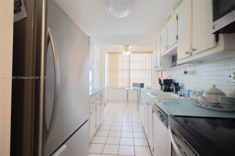 Condo in Sunny Isles Beach, Florida, 2 bedrooms № 1973620 - photo 11