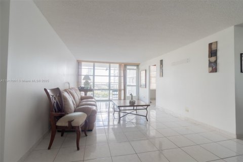 Condo in Sunny Isles Beach, Florida, 2 bedrooms № 1973620 - photo 6