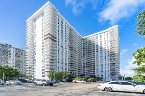 Condo in Sunny Isles Beach, Florida, 2 bedrooms № 1973620 - photo 29