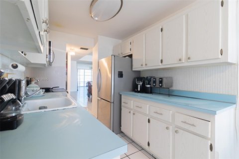 Condo in Sunny Isles Beach, Florida, 2 bedrooms № 1973620 - photo 13