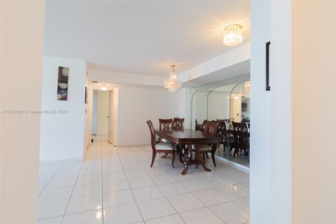 Condo in Sunny Isles Beach, Florida, 2 bedrooms № 1973620 - photo 9