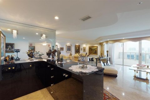 Condo in Sunny Isles Beach, Florida, 4 bedrooms  № 2029899 - photo 16