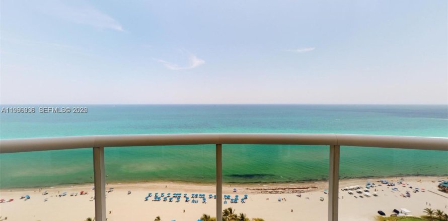 Condo in Sunny Isles Beach, Florida, 4 bedrooms  № 2029899