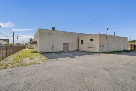 Propiedad comercial en venta en West Park, Florida № 2073869 - foto 10