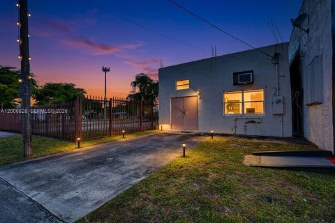 Propiedad comercial en venta en West Park, Florida № 2073869 - foto 2