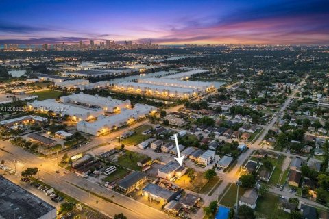 Propiedad comercial en venta en West Park, Florida № 2073869 - foto 4