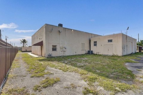 Propiedad comercial en venta en West Park, Florida № 2073869 - foto 15