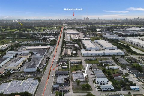 Commercial property in West Park, Florida № 2073869